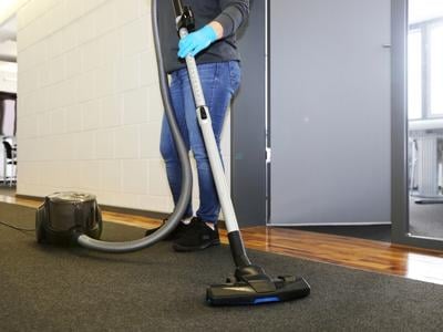 vacuuming to reduce pollen and allergens at workplace